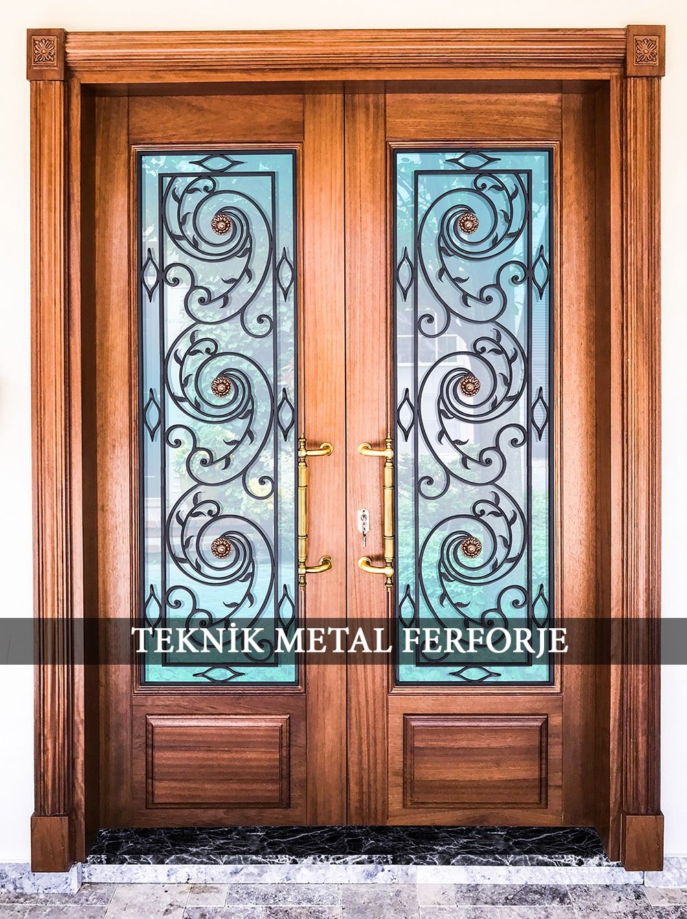 Ferforje Motifli Ahşap Bina Giriş Kapısı